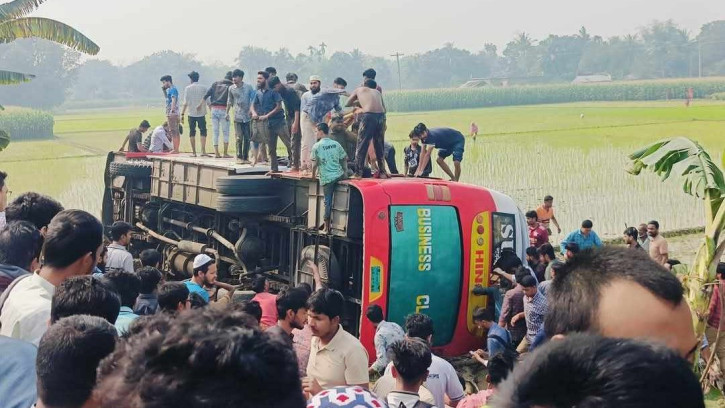 ওভারটেক করতে গিয়ে উল্টে ইবি শিক্ষার্থীবাহী বাস, আহত ২০