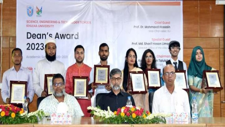 ‘ডিনস্ অ্যাওয়ার্ড’ পেলেন খুবির ৮ শিক্ষার্থী