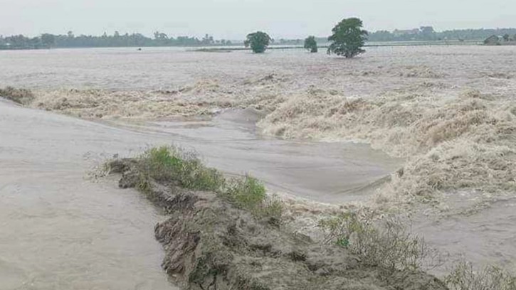 খুলনায় বেড়িবাঁধ ভেঙে প্লাবিত ১৩ গ্রাম