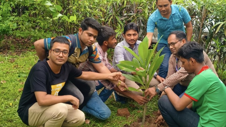 জুলাই বিপ্লব স্মৃতিতে জাবিতে লাল সবুজের বৃক্ষরোপণ