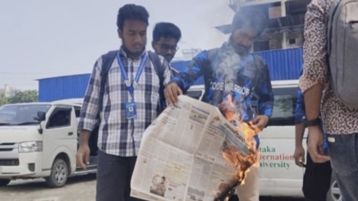 ডিআইইউ'তে প্রথম আলো-ডেইলি স্টার পত্রিকা পোড়ালো সাধারণ শিক্ষার্থীরা