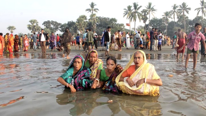 পুণ্যস্নানের মধ্য দিয়ে শেষ হলো রাস মেলা