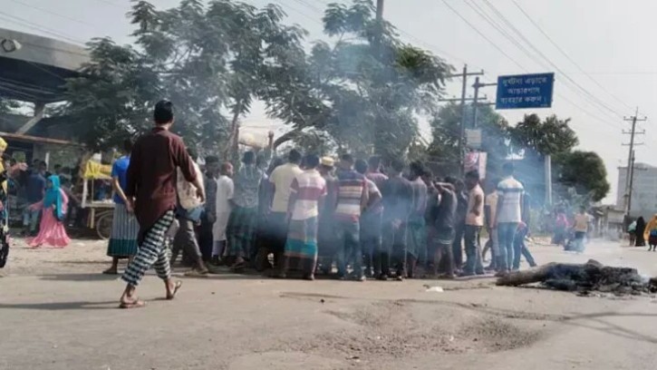 বকেয়া বেতনের দাবিতে বেক্সিমকোর শ্রমিকদের সড়ক অবরোধ