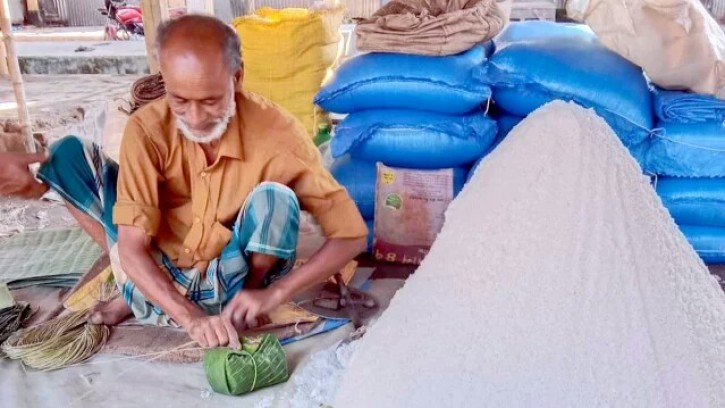 পরিবেশ বাঁচাতে পলিথিনের পরিবর্তে কলাপাতায় লবণ বিক্রি