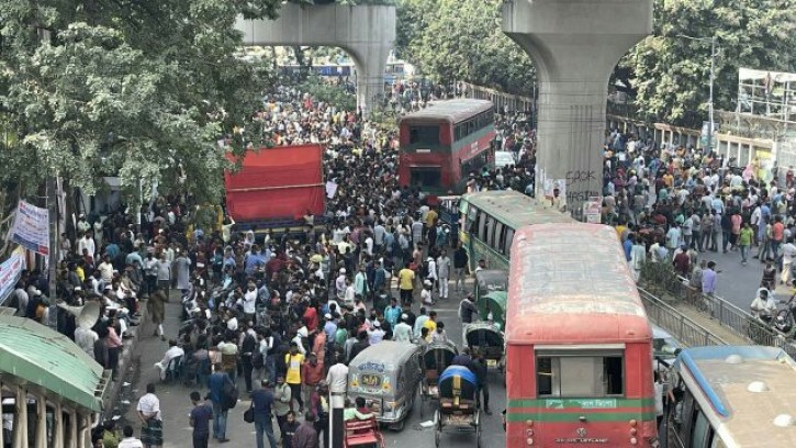 প্রেস ক্লাবের সামনে ব্যাটারিচালিত রিকশাচালকদের গণঅবস্থান