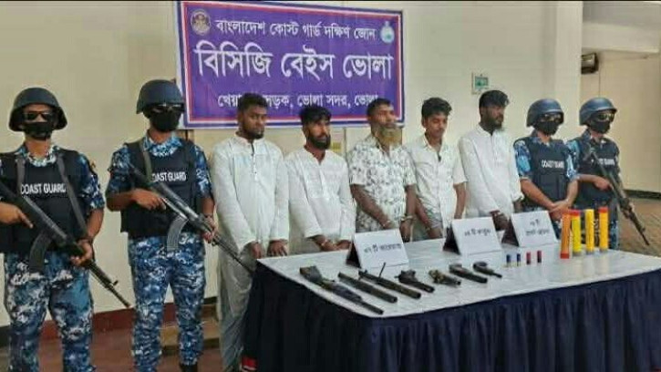 তজুমদ্দিনে আগ্নেয়াস্ত্রসহ পাঁচ ডাকাত আটক