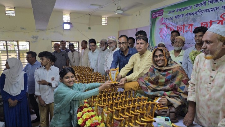 মান্দায় কৃতি শিক্ষার্থীদের সংবর্ধনা দিলেন ডা. ইকরামুল বারী টিপু