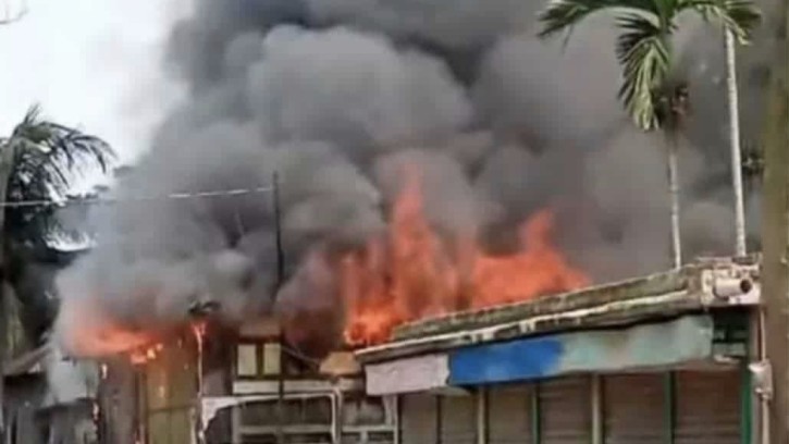 হোমনায় হযরত মুহাম্মদ (স.) নিয়ে কটূক্তির জেরে মাজার ভাঙচুর-অগ্নিসংযোগ