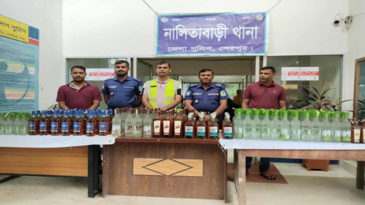 শেরপুর নালিতাবাড়ীয় ভারতীয় ২৯৭ পিস মদসহ প্রাইভেটকার জব্দ 