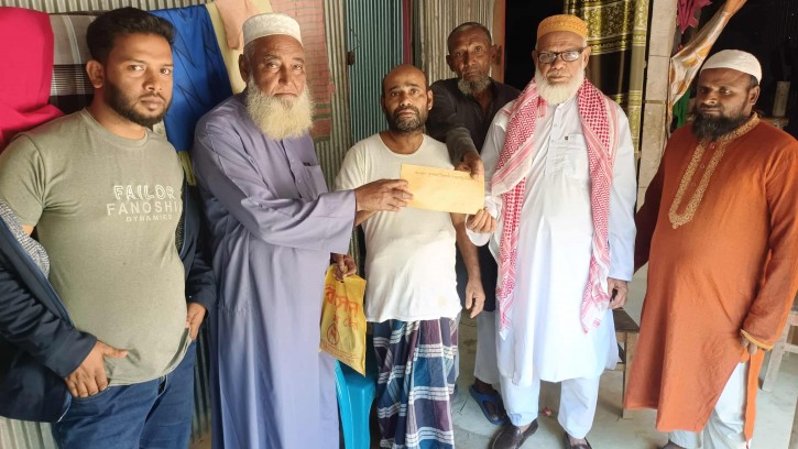 বগুড়ায় জামায়াতের পক্ষ থেকে দুস্থদের অর্থ সহায়তা