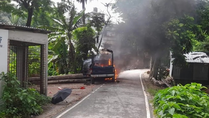 গোপালগঞ্জে পুলিশের গাড়িতে আগুন