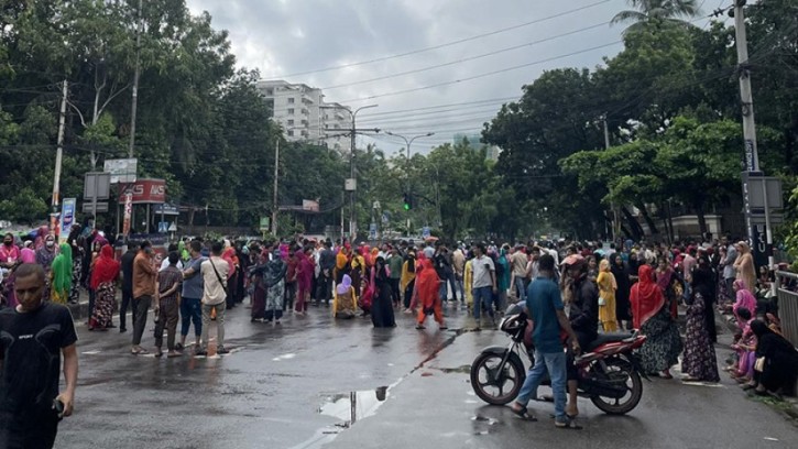 তেজগাঁওয়ে সড়ক অবরোধ করে বিক্ষোভ, যান চলাচল বন্ধ