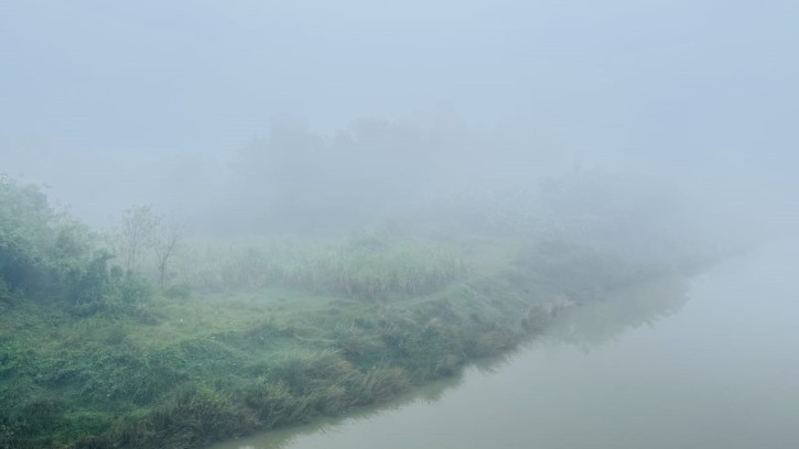 ঘন কুয়াশায় শীতের আগমনী বার্তা