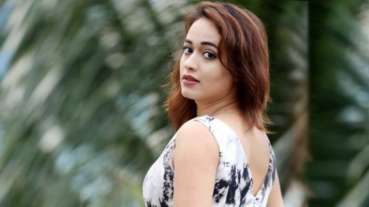 বিতর্কে জড়াতে চান না ছোট পর্দার অভিনেত্রী অহনা