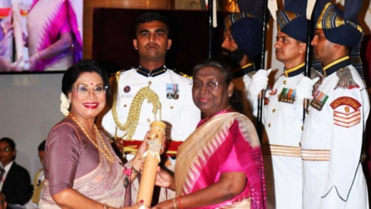 রেজওয়ানা চৌধুরী বন্যা 'পদ্মশ্রী' পদক গ্রহণ করেছেন