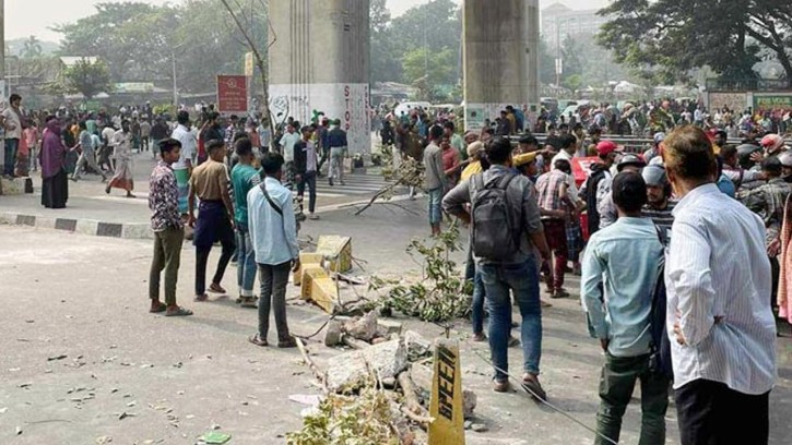 ফের ব্যাটারিচালিত রিকশাচালকদের সড়ক অবরোধ