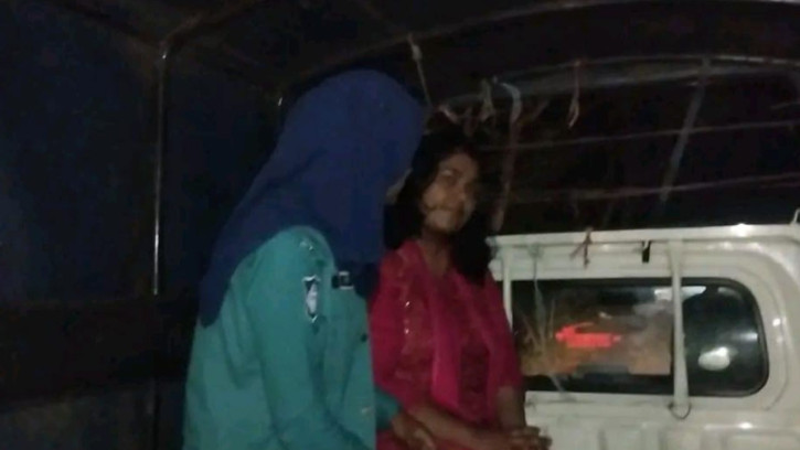 ছাত্রলীগ নেত্রীকে আটক করে পুলিশে দিলো ছাত্রদল