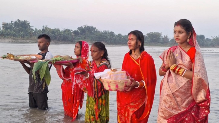 মহানন্দার দুই পাড়ে হরিজন সম্প্রদায়ের ছট পূজা