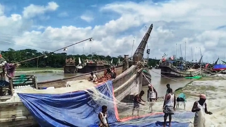 ইলিশ ধরায় নিষেধাজ্ঞার খবরে উপকূলে অস্থিরতা