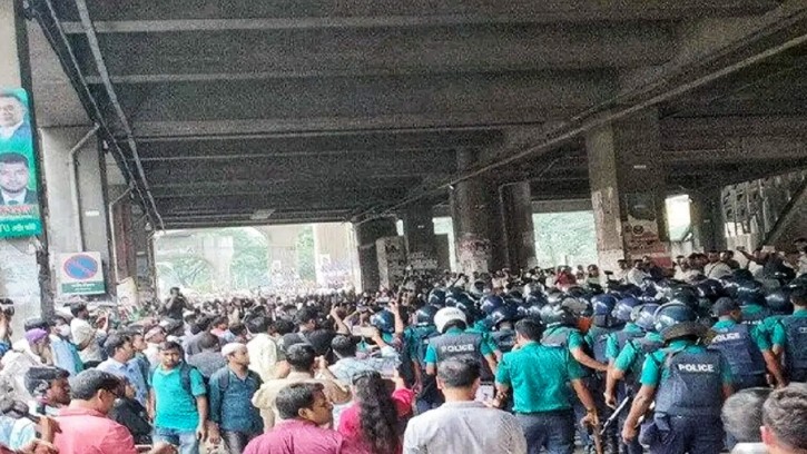 আন্দোলনরত শিক্ষকদের কর্মসূচিতে পুলিশের বাধা, সাউন্ড গ্রেনেড নিক্ষেপ