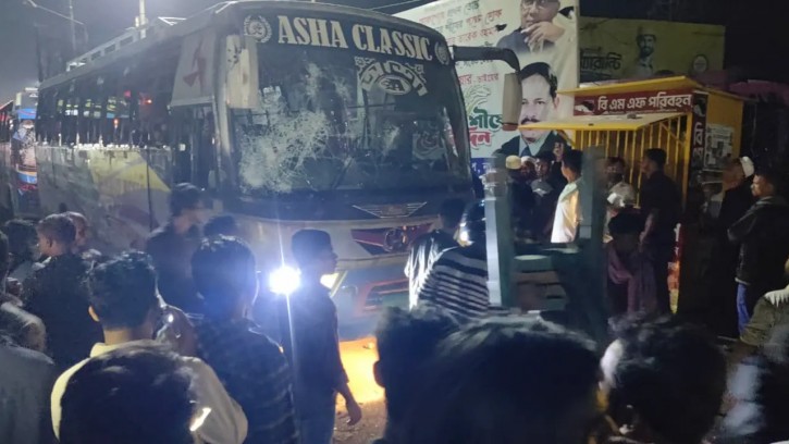 বরিশালে দফায় দফায় সংঘর্ষ, অর্ধশতাধিক বাস ভাঙচুর