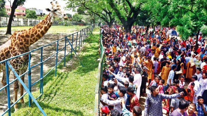 ঈদের দ্বিতীয় দিনে দর্শনার্থীদের ভিড় জমছে চিড়িয়াখানায়