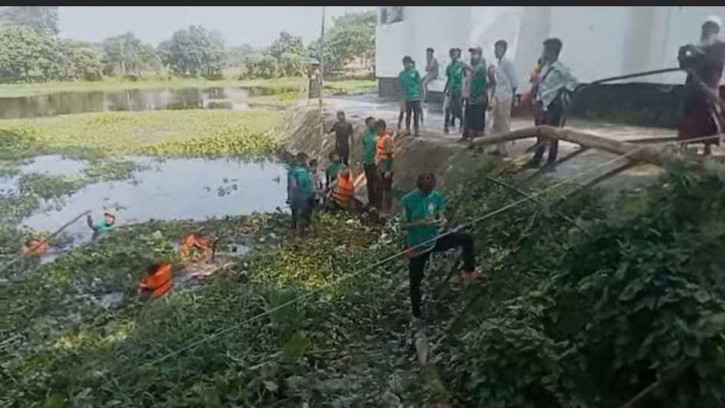 তিতাসে বিডি ক্লিনের উদ্যোগে পুকুর পরিস্কার