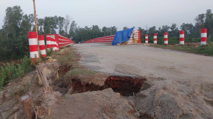 ঠাকুরগাঁওয়ে ঝুঁকি নিয়ে পার হতে হয় কোটি টাকার ব্রীজ