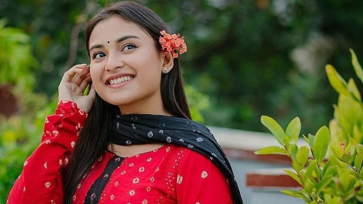 Keksa ayol eshakda sikilib, yiglaydi va qichqiradi